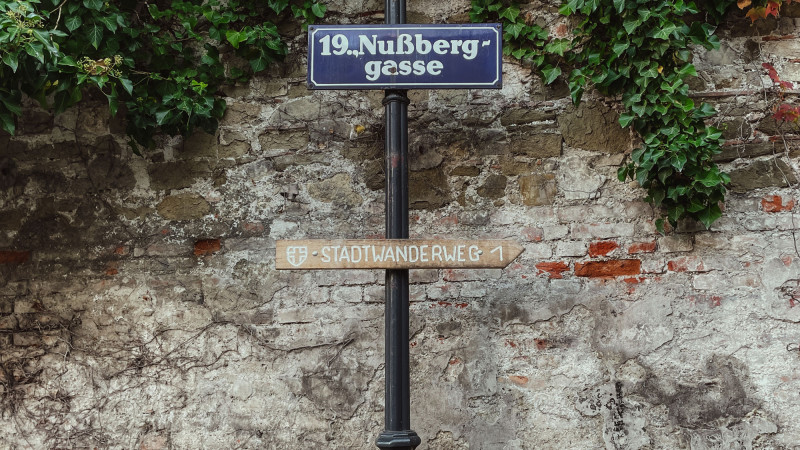 Direction sign to the first city hiking path in Vienna