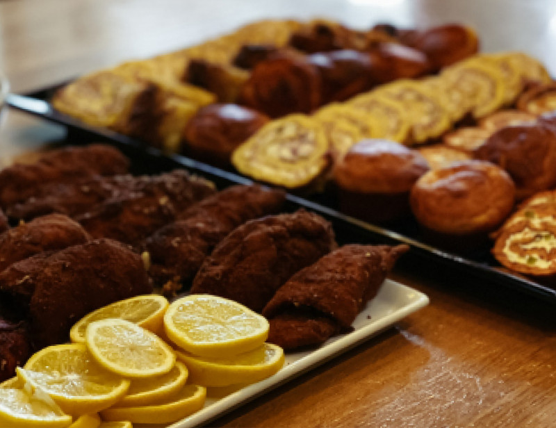 Platte mit Schnitzel, Gerolltes Käse-Hühnerfilet im Speckmantel und Roladen