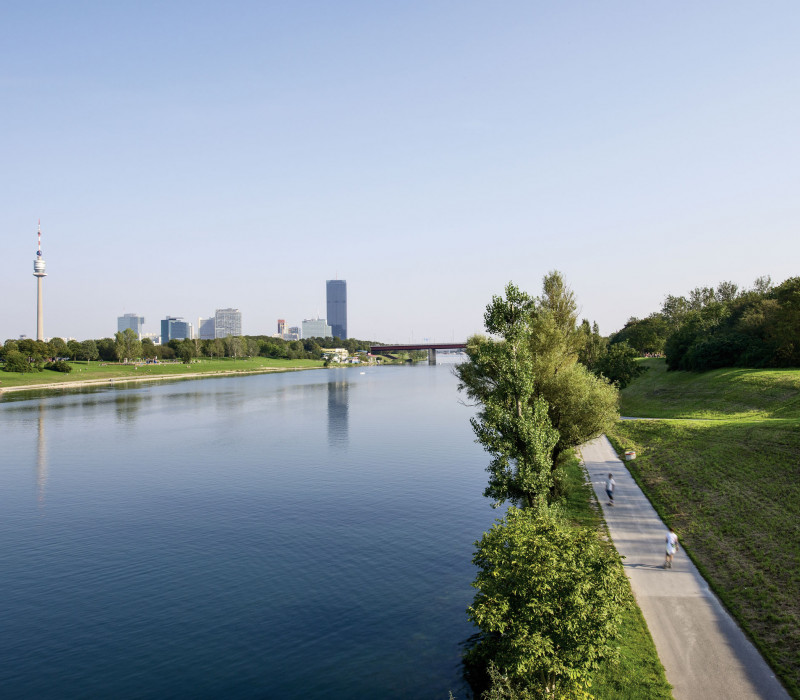 Ausblick auf die alte Donau mit der Donaustadt Wien im Hintergrund