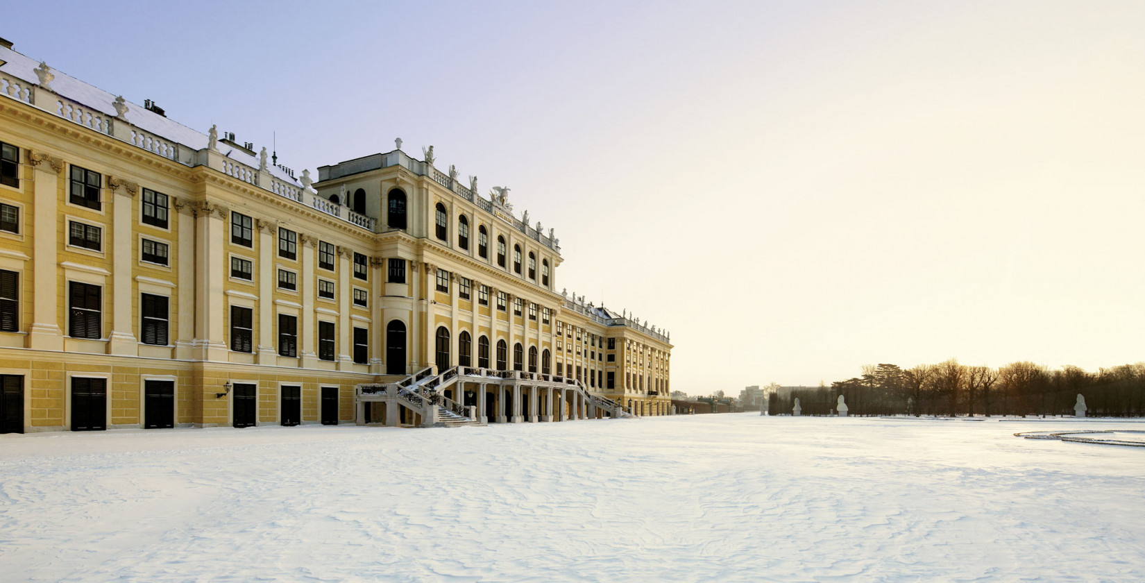 Schönbrunn palace in the snow