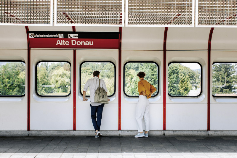 Zwei Personen in der Wiener U-Bahn Station Alte Donau