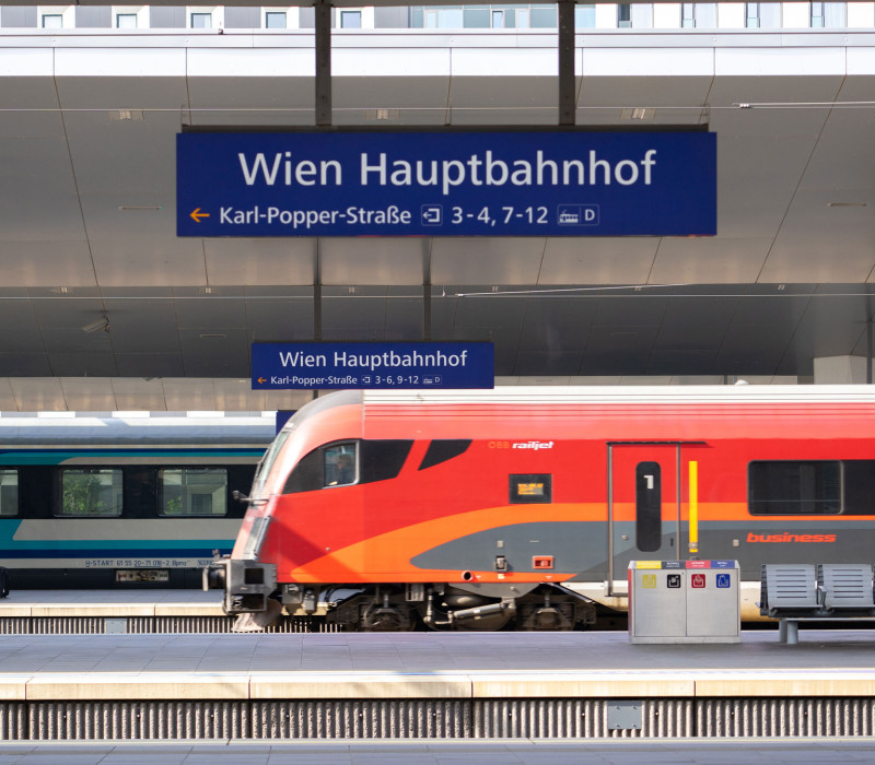 Zug kommt am Wiener Hauptbahnhof an