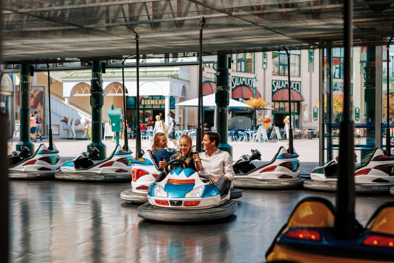 Drei Personen beim Autodrom Fahren im Wiener Prater